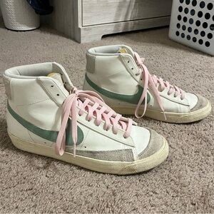 Men’s High-Top Sneakers with Pink Laces